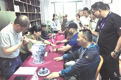 省文物專家免費(fèi)為市民鑒寶，藝術(shù)珍品點(diǎn)亮尋常百姓家